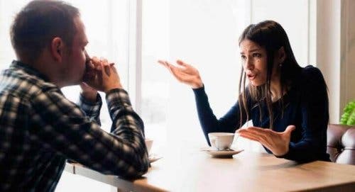 امرأة ورجل يتحدثان