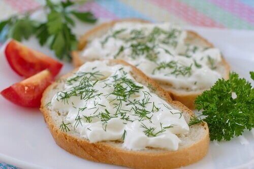 خبز محمص بالجبن النباتي الصحي بالزعتر