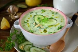 شوربة الأفوكادو والخيار اللذيذة منخفضة السعرات الحرارية