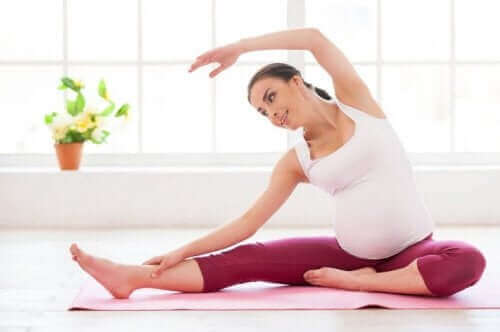 امرأة حامل تمارس التمارين لمكافحة اكتئاب ما بعد الولادة