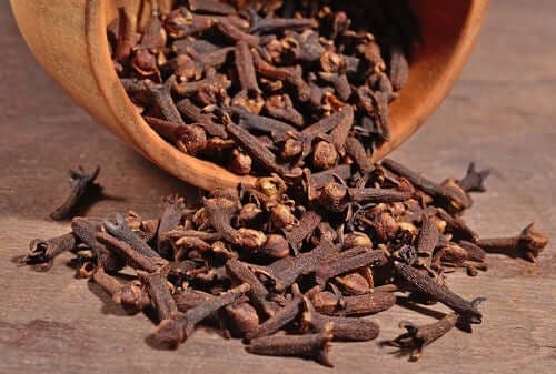 وعاء ملئ بالقرنفل