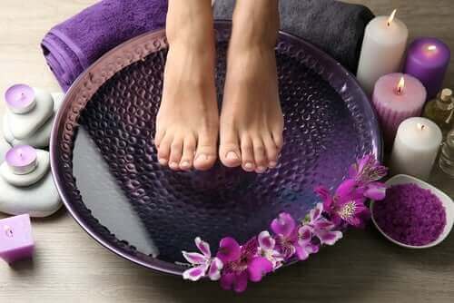 نقع القدمين في الماء لمكافحة حرقان القدمين