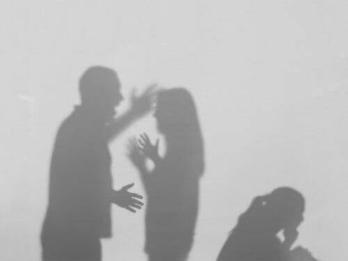العنف المنزلي - زوجان يتشاجران أمام أطفالهما