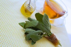 المريمية والعسل لعلاج الجروح والخدوش