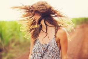 أعيدي إحياء شعرك مع الطمي وزيت جوز الهند