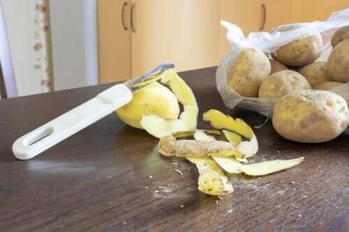 قشر البطاطس لغسل الأطباق