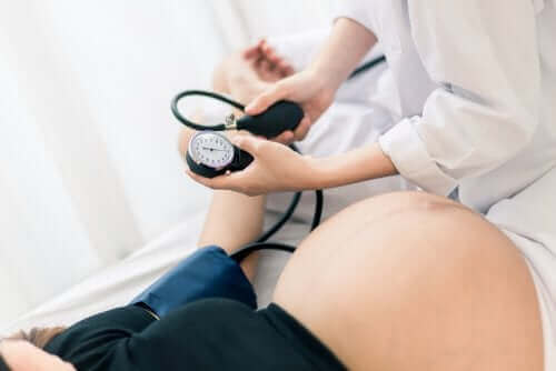 قياس ضغط الدم لسيدة حامل