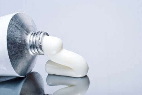 دواء كانستين - الاستخدامات والآثار الجانبية لهذا العلاج المضاد للفطريات