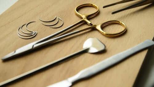أدوات جراحية لعلاج داء الطوامر