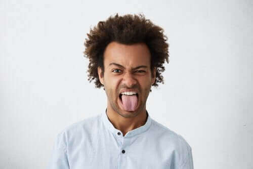 البقع السوداء على اللسان - ما هي أسباب ظهورها؟