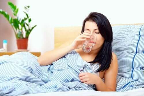 سيدة تشرب مياه في السرير - زيادة المخاط