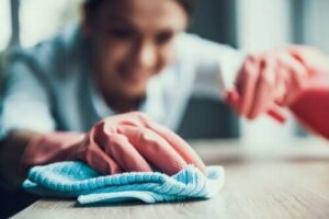 كيف تستخدم مزيل الشحم للتخلص من بقع الأسطح المختلفة