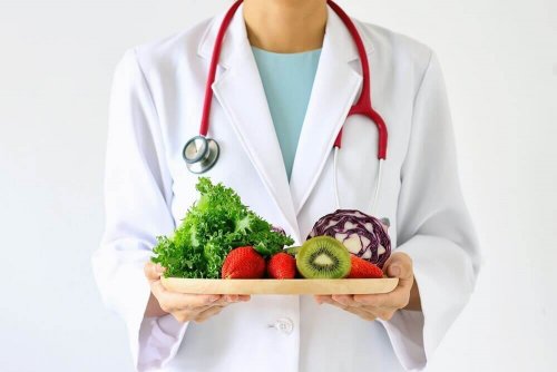 طبيب يحمل أطعمة صحية