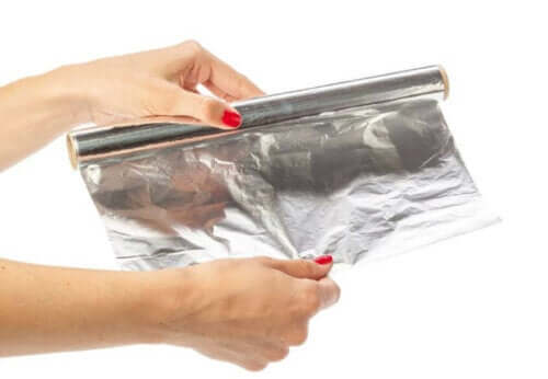 لماذا لا يجب استعمال ورق الألومنيوم في الطهي؟