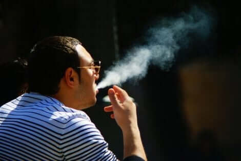 رجل يدخن