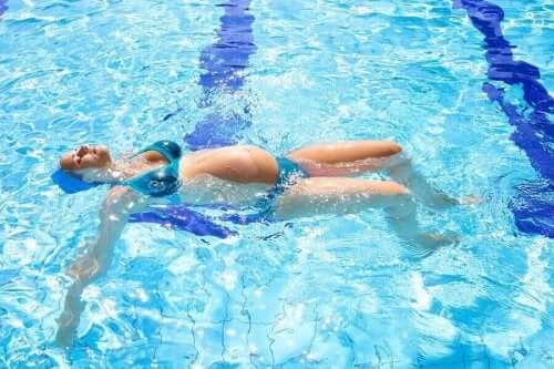 سيدة تسبح - التمارين خلال الحمل