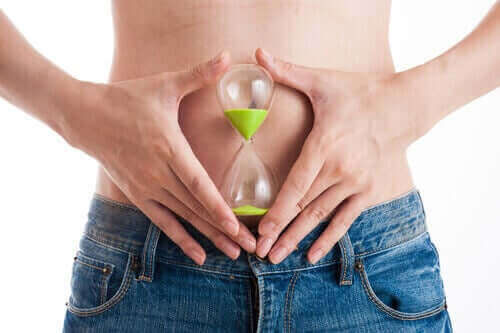 شخص نحيف يضع ساعة رملية على بطنه