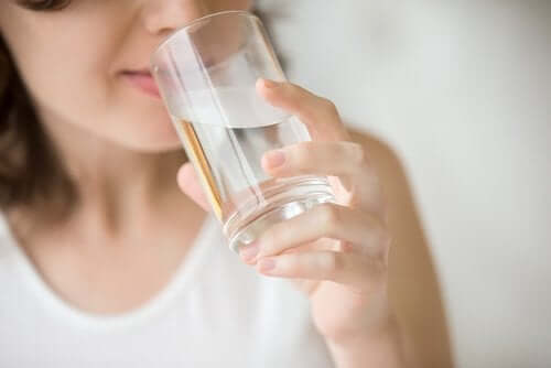 شرب الماء على معدة فارغة – اكتشف معنا تأثيرات هذه العادة الرائعة