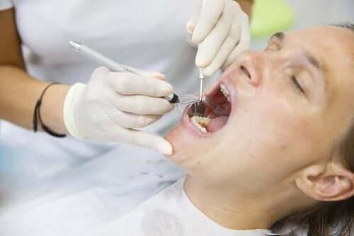 طبيب أسنان ومريض - زيادة عدد الأسنان