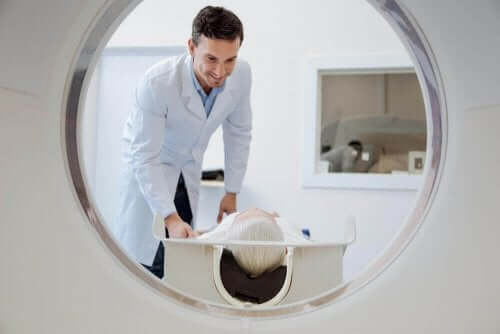 سيدة على وشك أن تخضع لأشعة على الثدي - سرطان الثدي