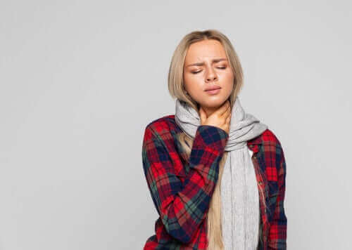 أربعة علاجات طبيعية لالتهاب الحنجرة