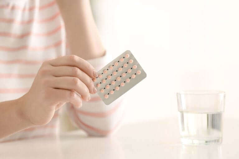 امرأة تأخذ أقراص منع الحمل