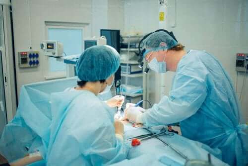 جراح يجري عملية - قطع القناة المنوية