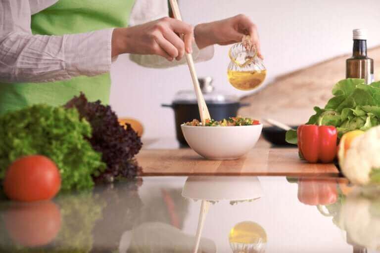 سيدة تحضر سلطة