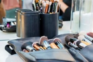 نصائح للحفاظ على حقيبة المكياج نظيفة