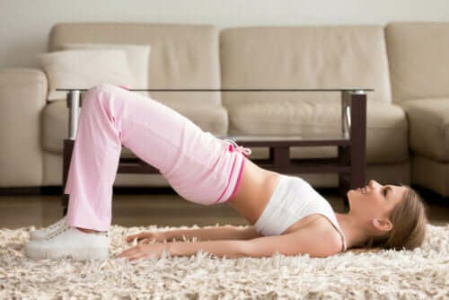 سيدة تؤدي تمرين رفع الحوض