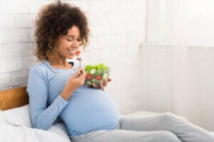 النساء الحوامل - ما الأطعمة التي يحتجن إلى تناولها خلال وجبة العشاء؟