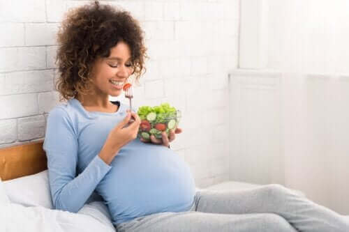 النساء الحوامل - ما الأطعمة التي يحتجن إلى تناولها خلال وجبة العشاء؟