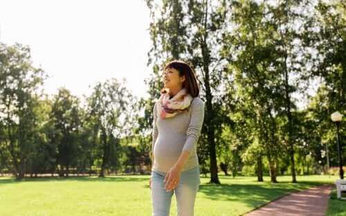 سيدة حامل تمشي - أحزمة البطن