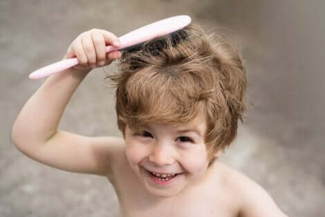 طفل يمشط شعره