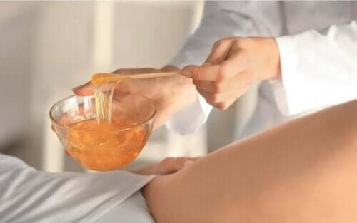 البثور التناسلية وإزالة شعر الجسم بالشمع