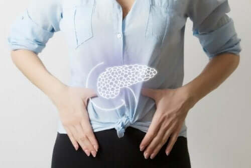 سيدة تشير لمكان البنكرياس - الأمراض الأيضية