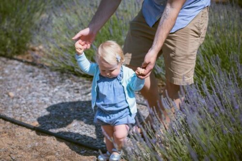 10 تمارين لمساعدة طفلك على تعلم المشي