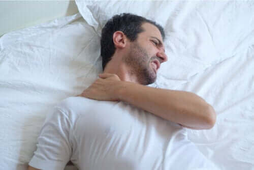 نصائح تساعدك على النوم إذا كنت مصابًا بالتهاب أوتار الكتف