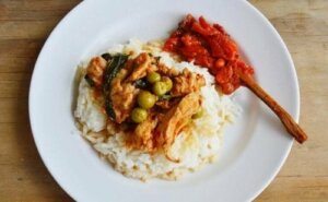 الدجاج والأرز المنقّع في حليب جوز الهند