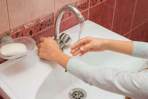 تنظيف الجروح الملتهبة