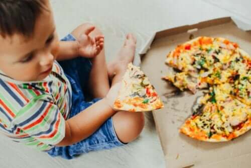طفل يأكل بيتزا