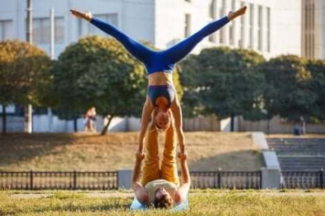 اليوغا البهلوانية