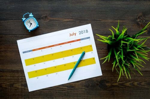 تقويم على طاولة - تنظيم المنزل