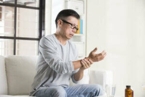 تنميل اليدين - لماذا تظهر هذه الحالة وما الأمراض المرتبطة بها؟