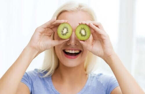 سيدة تغطي عيونها بالكيوي