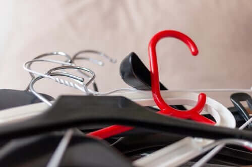 شماعات ملابس متراكمة