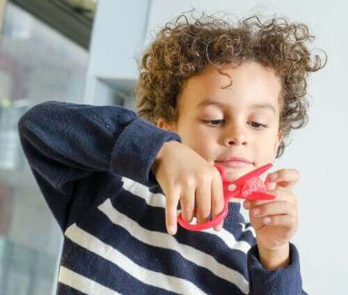 صبي يقوم بعمل الفنون والحرف اليدوية