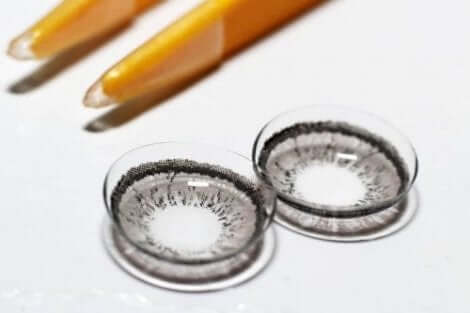 عدسات لاصقة