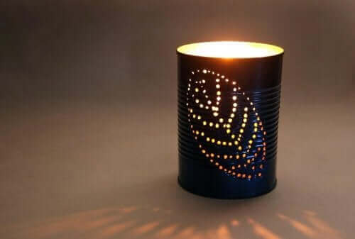 فانوس مصنوع يدويًا من القصدير