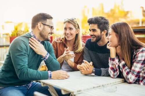 التواصل مع الأصدقاء يمكن أن يساعدك إذا كنت تمر بأية أوقات عصيبة
